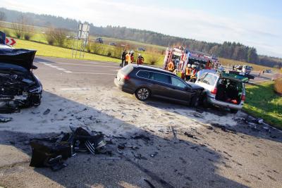 Loechgau: Schwerer Verkehrsunfall mit mehreren Verletzten