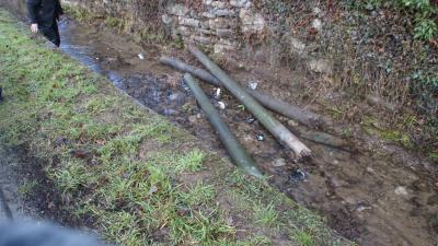 Grossglattbach: Pkw kommt aufgrund von Glaette von Strasse ab und landet im Bach