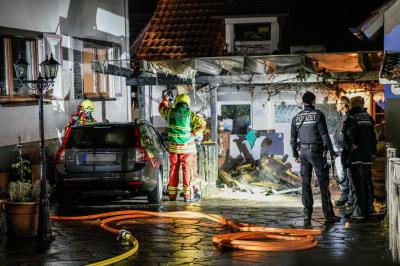 Notzingen: Fahrzeugbrand greift auf Holzstapel und Carport ueber â€“ Feuerwehr verhindert uebergriff auf das Wohngebaeude 