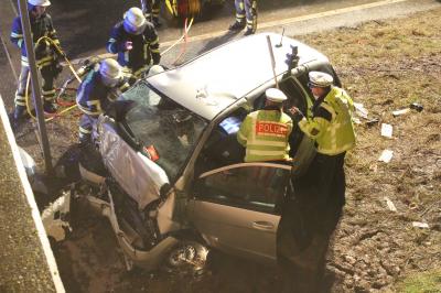 Tuebingen: Toedlicher Verkehrsunfall - Pkw knallt in Hochwasserschutzwand