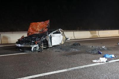 Ehningen:  Pkw geraet nach Ueberschlag in Brand - zwei Personen schwer verletzt 