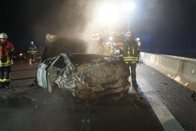 Ehningen:  Pkw geraet nach Ueberschlag in Brand - zwei Personen schwer verletzt 