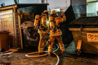 Esslingen: Muelltonnen brannten in Unterstand 