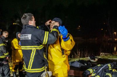 Sindelfingen: Die Feuerwehr Sindelfingen uebt in Spezialanzuegen im Klostersee