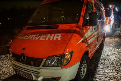 Sindelfingen: Die Feuerwehr Sindelfingen uebt in Spezialanzuegen im Klostersee