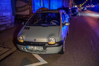 Esslingen: Innerorts ueberholt und an Hauswand gelandet - 2 Verletzte