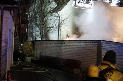 Murrhardt:Auto und Carport steht im Vollbrand 