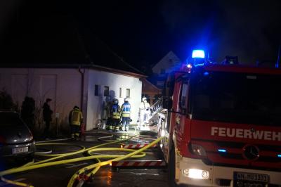 Murrhardt:Auto und Carport steht im Vollbrand 