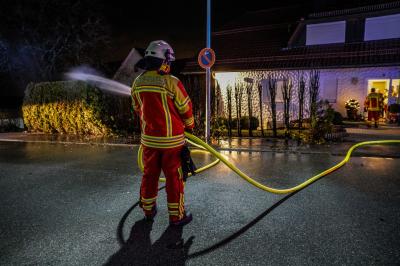 Lichtenwald-Hegenlohe: Hecke vor Gebaeude in Vollbrand