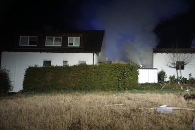Oberstenfeld: Garagen brand greift auf Haeuserfassade ueber