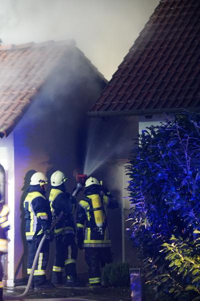 Oberstenfeld: Garagen brand greift auf Haeuserfassade ueber