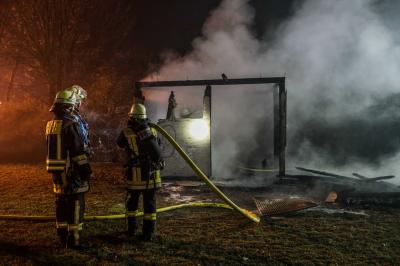 Kirchheim-Jesingen: Pavillion brennt am Sportplatz nieder