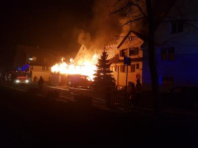 Keltern-Weiler - Feuer greift auf Wohnhaus ueber