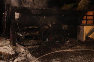 Reutlingen: Brand von zwei Fahrzeugen