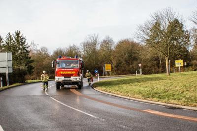 Steinenbronn: Oelspur zieht sich ueber mehrere Ortschaften - Feuerwehren streuen ab