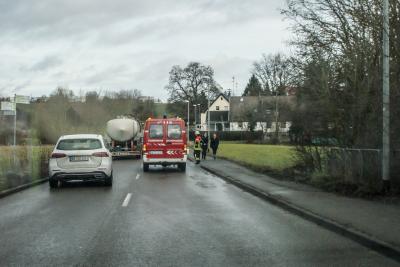 Steinenbronn: Oelspur zieht sich ueber mehrere Ortschaften - Feuerwehren streuen ab