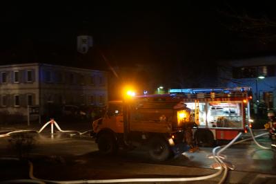 Donzdorf: Brand eines Kuhstalls - Feuerwehr rettet nach 4 Stunden 13 Kuehe aus Stallung