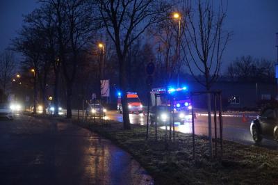 Uhingen: Auf Blitzeis LKW umgekippt - Fahrer schwer verletzt