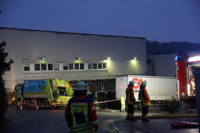 Uhingen: Auf Blitzeis LKW umgekippt - Fahrer schwer verletzt