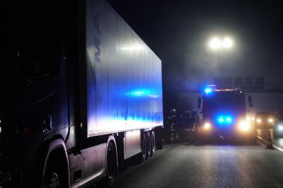 Wendlingen/A8: Sattelzug uebersieht Pkw - 1 Schwerverletzter 