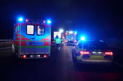 Wendlingen/A8: Sattelzug uebersieht Pkw - 1 Schwerverletzter 