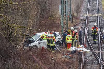 Weil der Stadt: PKW landet nach Unfall auf den Gleisen - Fahrer verletzt