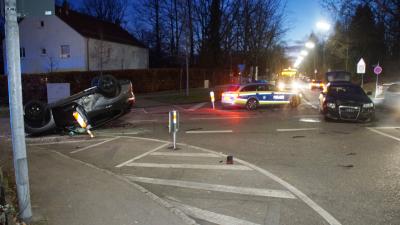 Pforzheim: Pkw Ueberschlaegt sich nach Verkehrsunfall und landet auf dem Dach - mehrere Verletzte