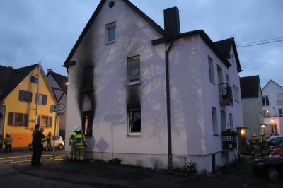 Neckartenzlingen: Brand in Mehrfamilienhaus