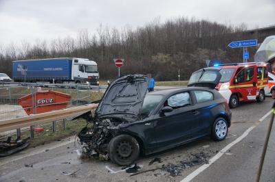 Aichelberg: Zwei verletzte nach schwerem Verkehrsunfall am Autobahnzubringer