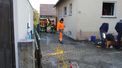 Wiernsheim-Pinache: Eckbank loest Wohnungsbrand aus - Feuerwehr Grosseinsatz