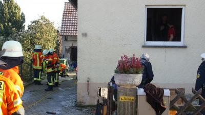 Wiernsheim-Pinache: Eckbank loest Wohnungsbrand aus - Feuerwehr Grosseinsatz