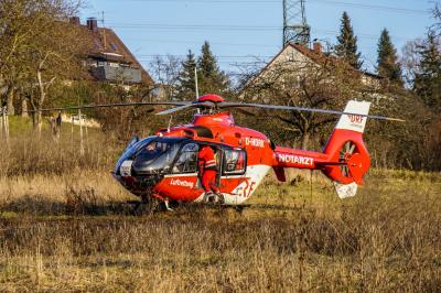 Altbach: Mann stuerzt auf Baustelle mehrere Meter tief - Rettungshubschrauber bringt den lebensgefaehrlich verletzten in eine Klinik