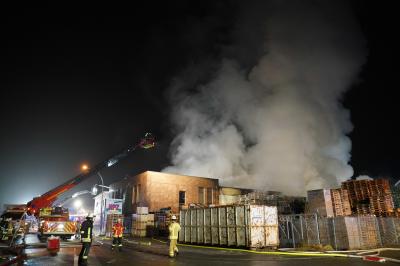 Ilsfeld: Vollbrand bei Holzpalettenfirma