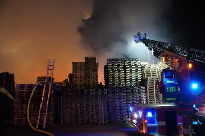 Ilsfeld: Vollbrand bei Holzpalettenfirma