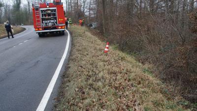 Oelbronn-Duerrn: Pkw kommt von Fahrbahn ab und ueberschlaegt sich - Fahrer Verletzt