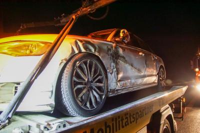 Sindelfingen:  Aufgerissener Tank eines LKW nach Kollision mit PKW 