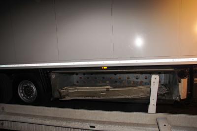 Sindelfingen:  Aufgerissener Tank eines LKW nach Kollision mit PKW 