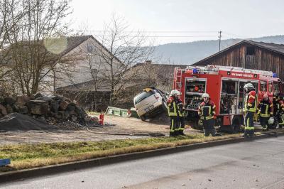 Weil der Stadt - Merklingen: Senior landet nach Unfallfahrt auf einem Erdhuegel
