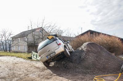 Weil der Stadt - Merklingen: Senior landet nach Unfallfahrt auf einem Erdhuegel