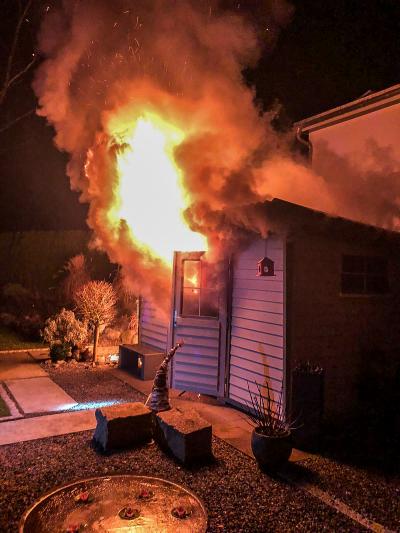 Steinenbronn: Gartenhausbrand sorgt fuer Feuerwehreinsatz in der Nacht