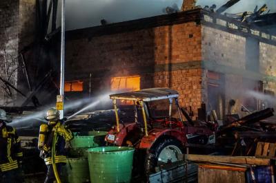 Gaeufelden-Tailfingen: Grosseinsatz der Feuerwehren nach Scheunenbrand
