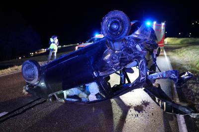 Welzheim: Auto ueberschlagen - 20-Jaehriger lebensgefaehrlich verletzt