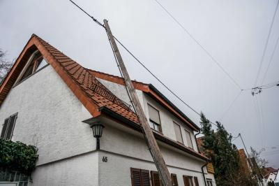 Esslingen-Berkheim: Sturm laesst Strommast auf Gebaeude fallen