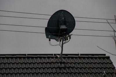 Reichenbach a.d. Fils: Satellitenschuessel landet durch Sturm in Stromleitung