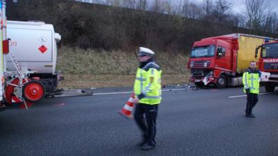 Pforzheim: Auffahrunfall mit drei Lastwagen bei Pf-Nord sorgt fuer eine Vollsperrung der A8 - zwei Personen Verletzt