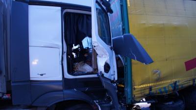 Pforzheim: Auffahrunfall mit drei Lastwagen bei Pf-Nord sorgt fuer eine Vollsperrung der A8 - zwei Personen Verletzt