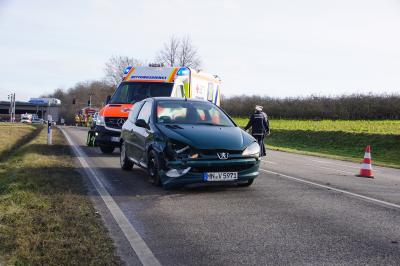 Mundelsheim: Autos kollidieren an Ampelkreuzung, 1 Schwer verletzte Person