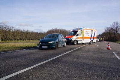 Mundelsheim: Autos kollidieren an Ampelkreuzung, 1 Schwer verletzte Person