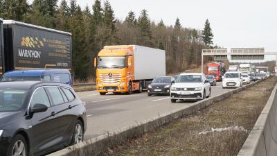 Pforzheim: schwerer Verkehrsunfall auf der A8 mit vier verletzten Personen