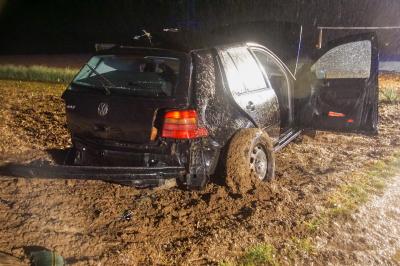Nufringen: PKW kracht gegen einen Baum und landet im Acker - Fahrer schwer verletzt